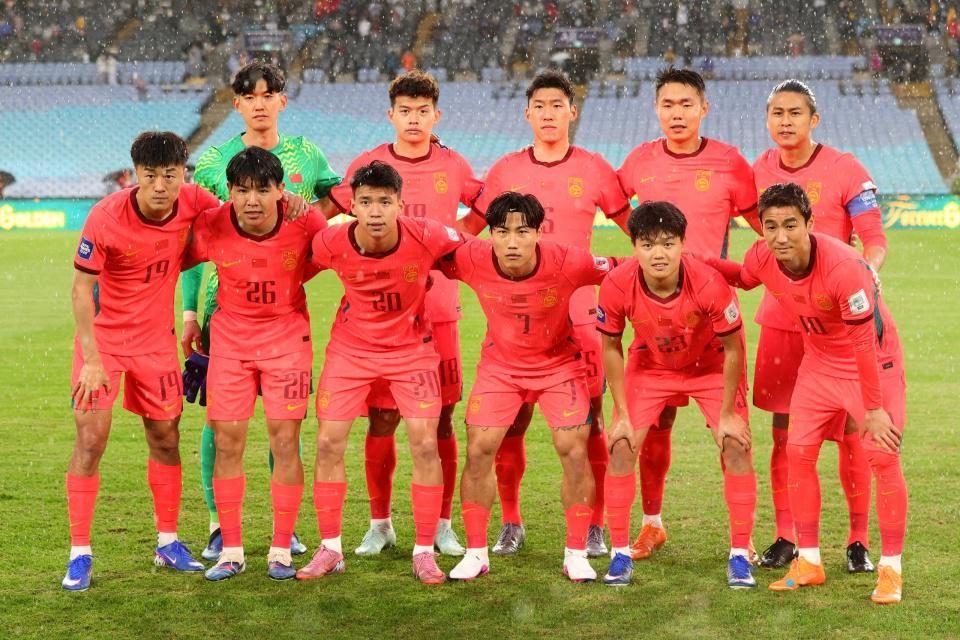 五大联赛直播-国足战喀麦隆或变阵3中卫!训练曝光防线首发:朱辰杰+4位U23红星